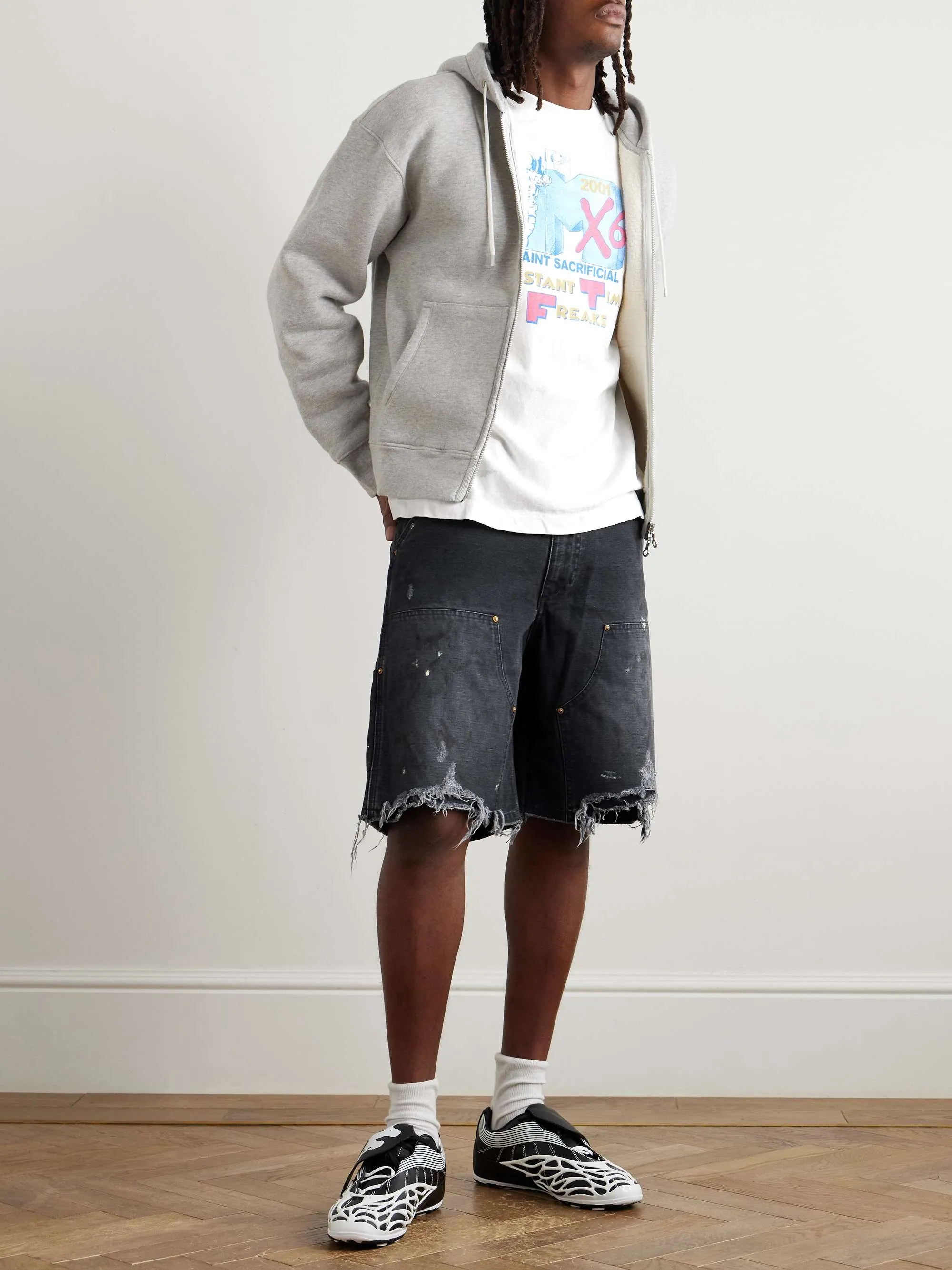 SAINT Mxxxxxx DOUBLE KNEE SHORTS/BLK Knee patches splashed with ink and water-splashed denim shorts. Washed black S-XL. Custom-woven and dyed denim fabric with clear texture. Heavy-wash water-fading treatment to create local mottled fading/hole effects. Artificial distressing to simulate natural traces of wear. VINTAGE. Original consistent damage treatment. Hand-splashed ink and paint. Original consistent wash water mark/pocket mark. Double knee patch. Rivet reinforcement. Improve functionality while enhancing design